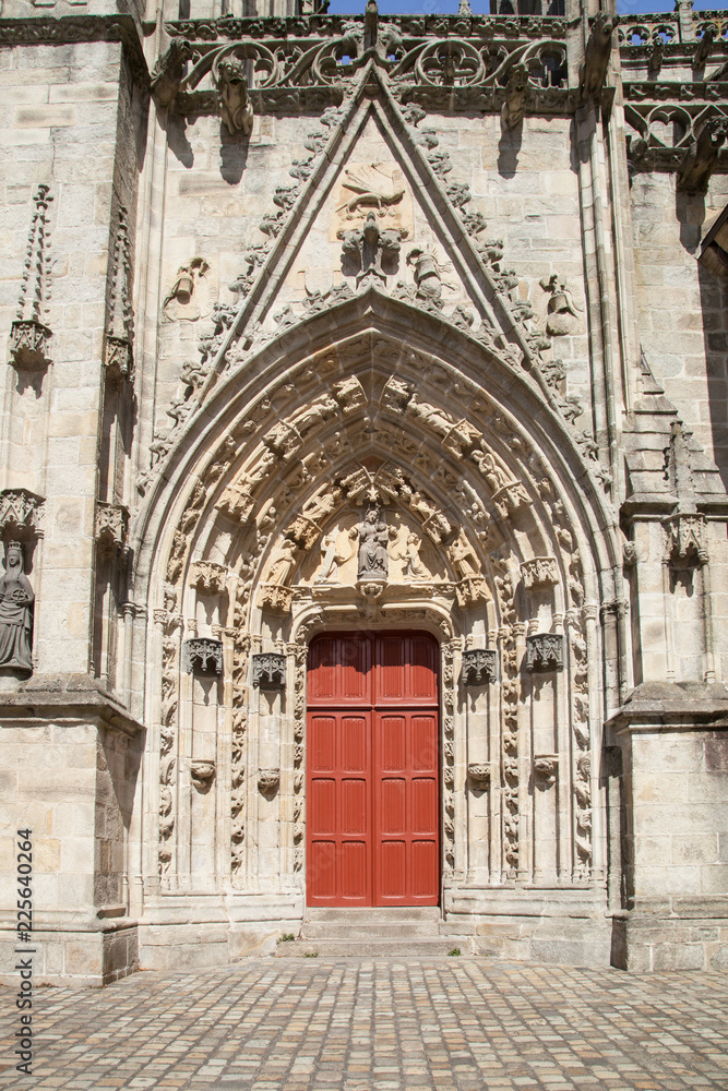Le portail fermé de la cathédrale Saint Corentin de Quimper (Finistère)