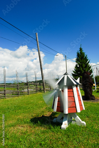 Windmühle aus Holz photo