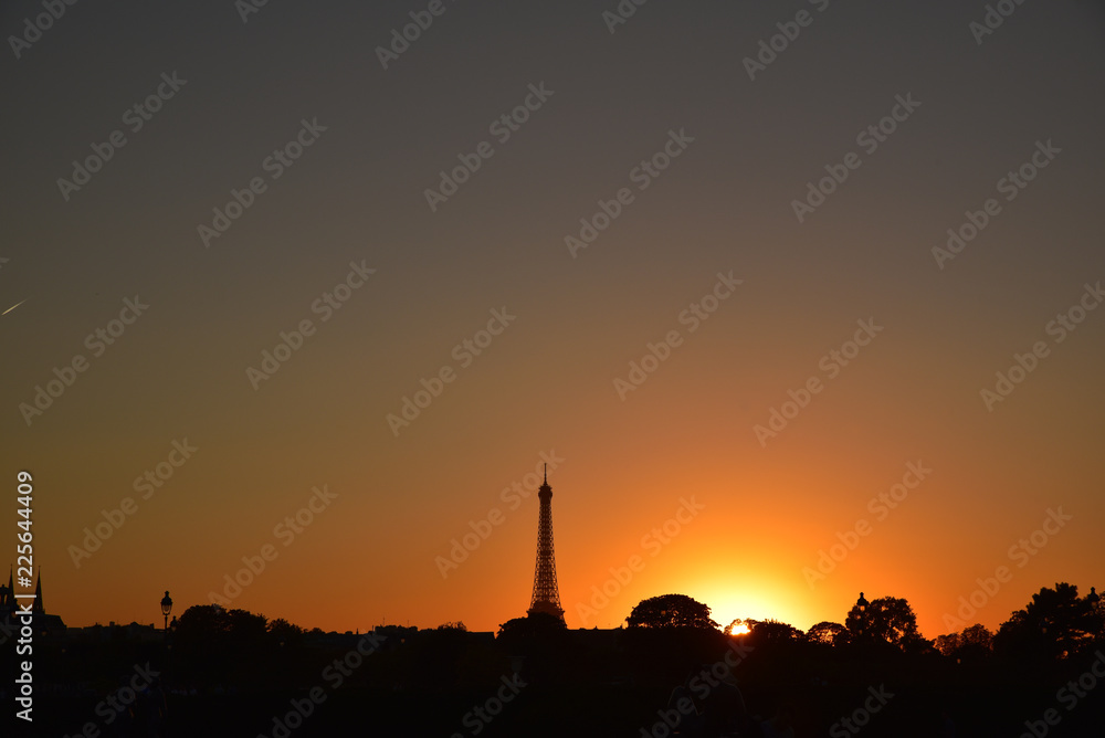 Coucher de soleil sur la tour Eiffel à Paris, France