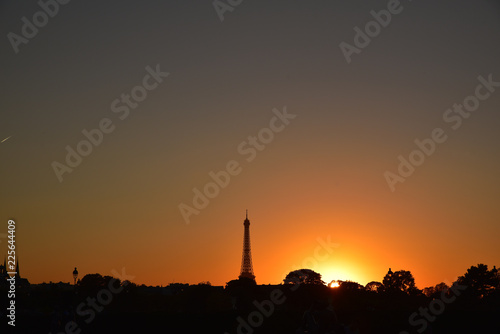 Coucher de soleil sur la tour Eiffel    Paris  France
