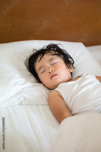 ベッドで眠る子供