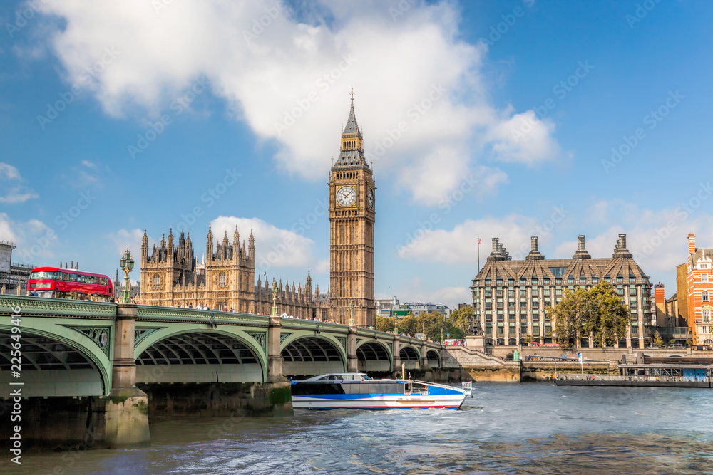 Naklejka premium Big Ben i Houses of Parliament z łodzią w Londynie w Wielkiej Brytanii