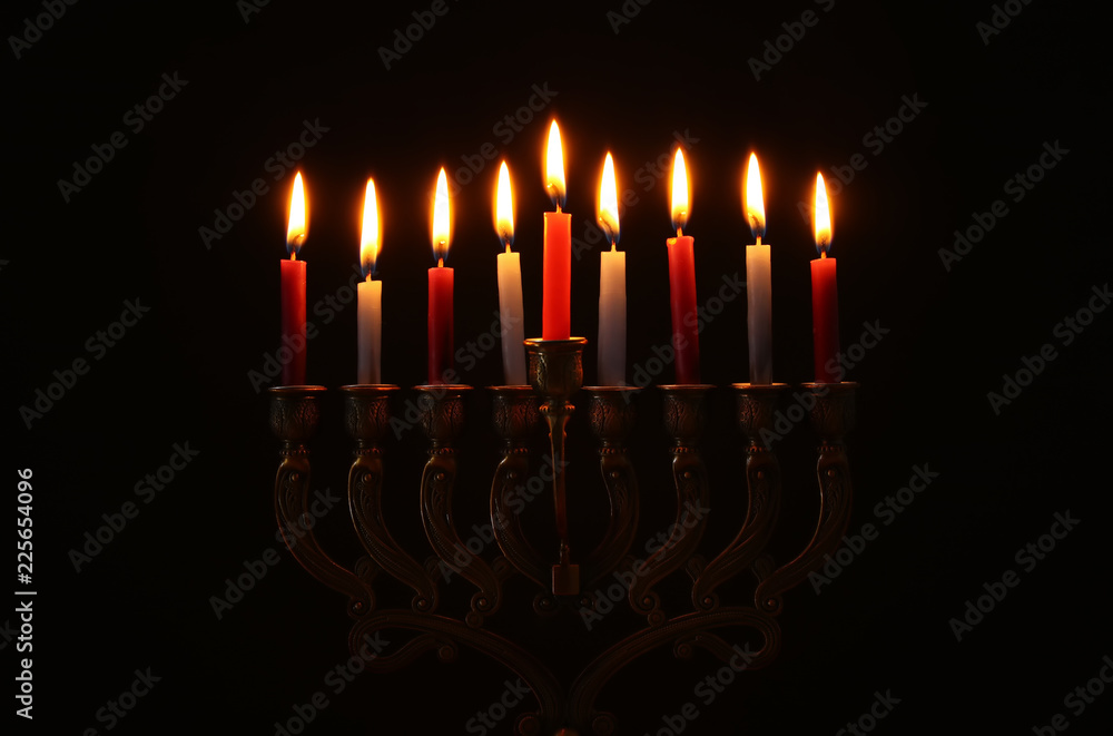 Obraz premium Obraz tła żydowskiego święta Chanuka z menorą (tradycyjne świeczniki) i płonącymi świecami.