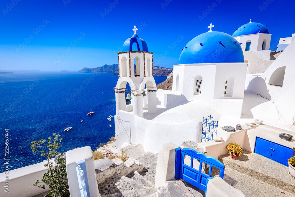 Fototapeta premium Oia, Santorini, Grecja - Błękitny kościół i kaldera