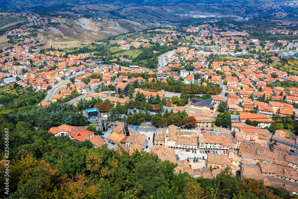 Ausblick von Monte Titano zur Seilbahn in San Marino