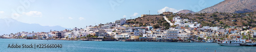 Панорамный вид с моря на курортный город Агиос Николаос. Крит, Греция
