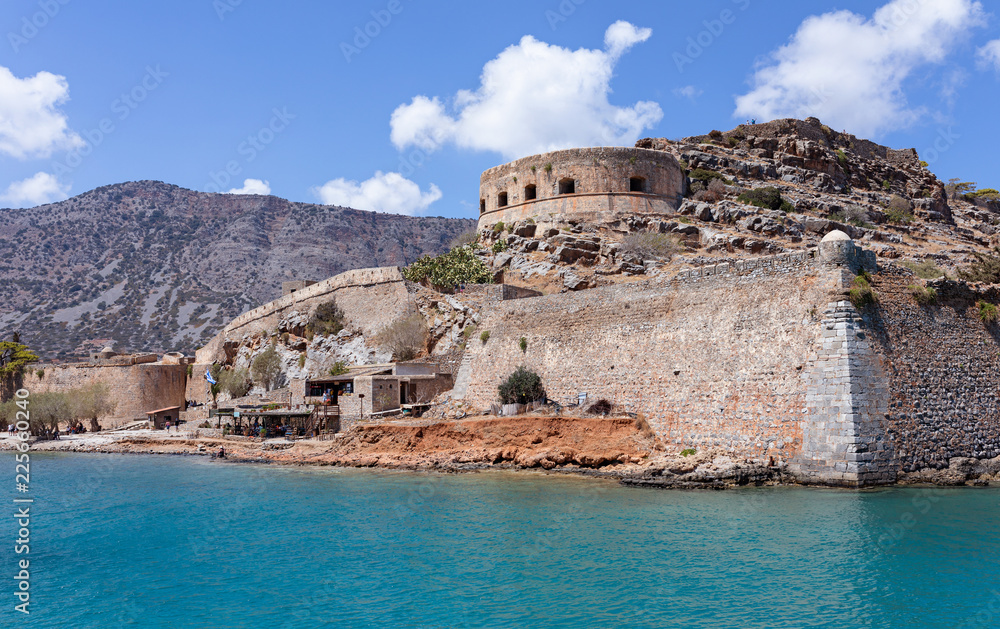 Средневековая Венецианская крепость на острове Спинало́нга. Крит, Греция