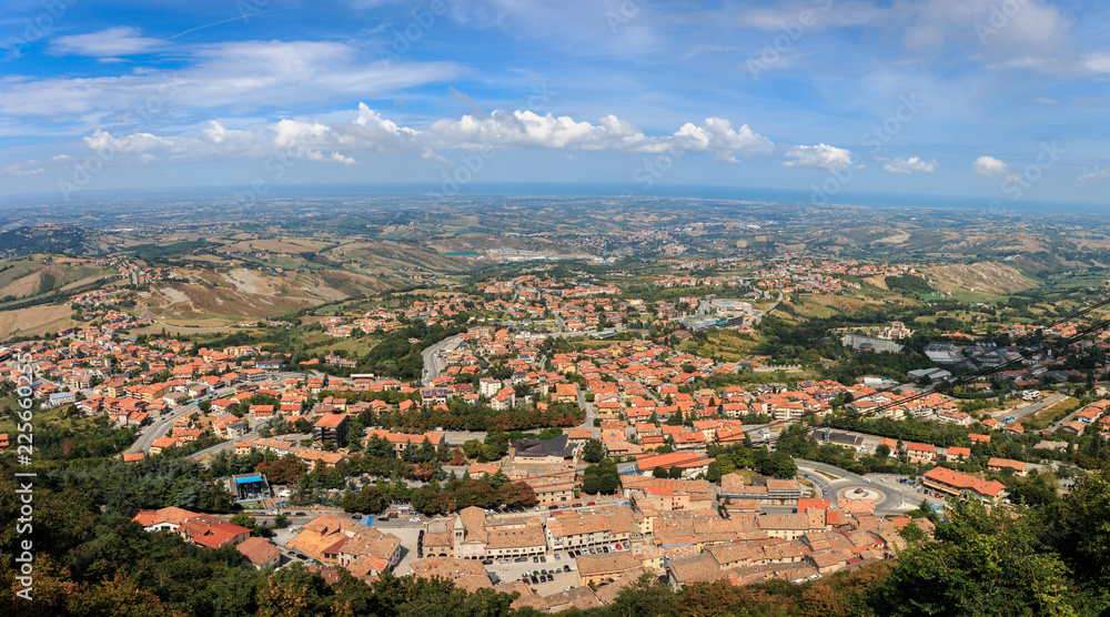 panorama Ausblick von Monte Titano zur Seilbahn in San Marino