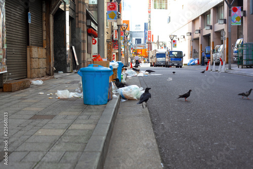 東京新宿の空とゴミ