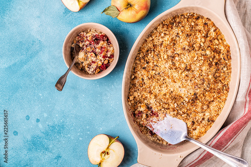 Bilde på lerret Apple cherry crisp crumble