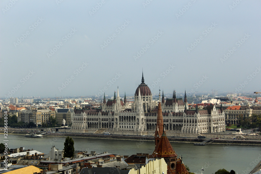 Fototapeta premium вид на парламент и Дунай