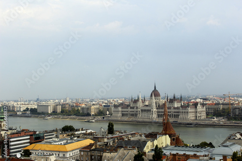 вид на парламент и Дунай