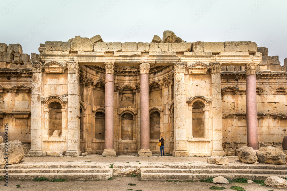Fototapeta premium Tourist enjoying the amazing view of the rome ruins of Balbek in Lebanon