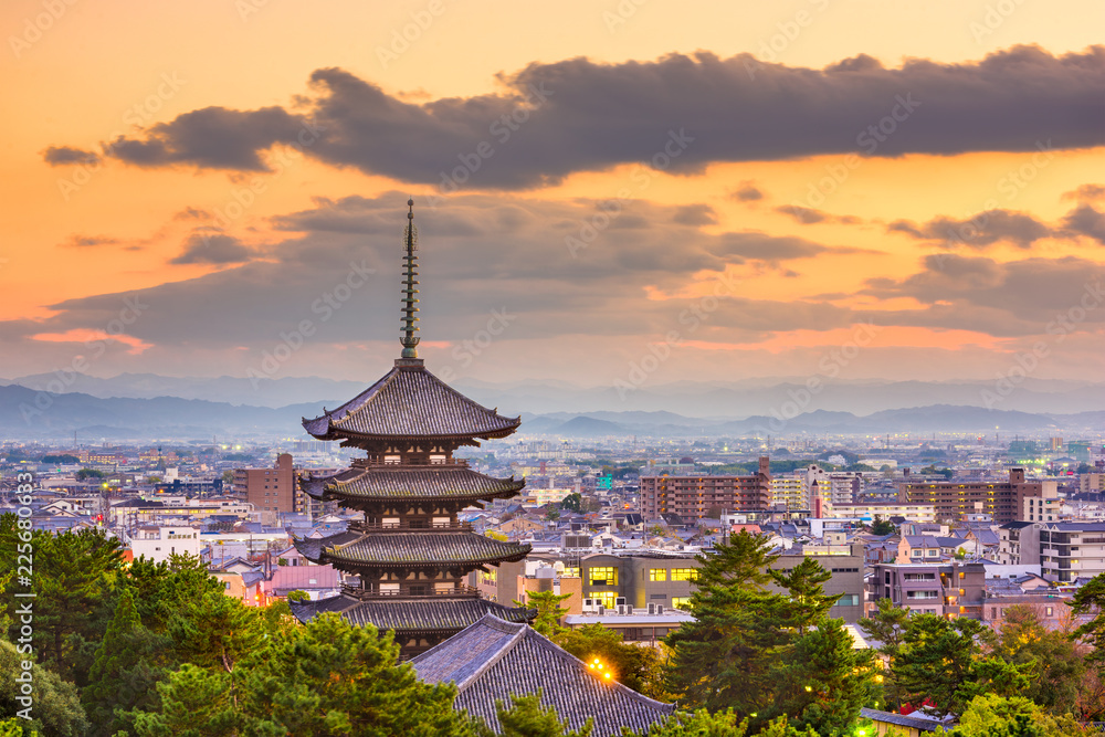 Naklejka premium Nara, Japonia Pejzaż miejski i pagoda