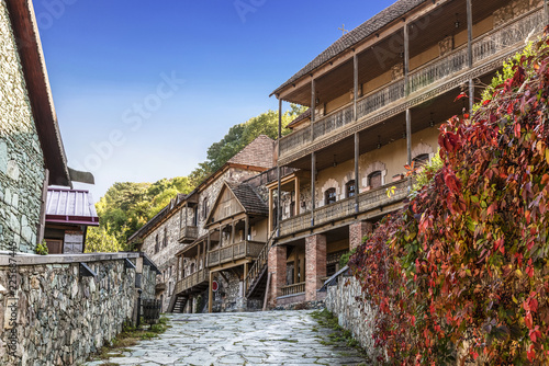 Cuadro en lienzo Street Sharambeyan in the town of Dilijan with old houses