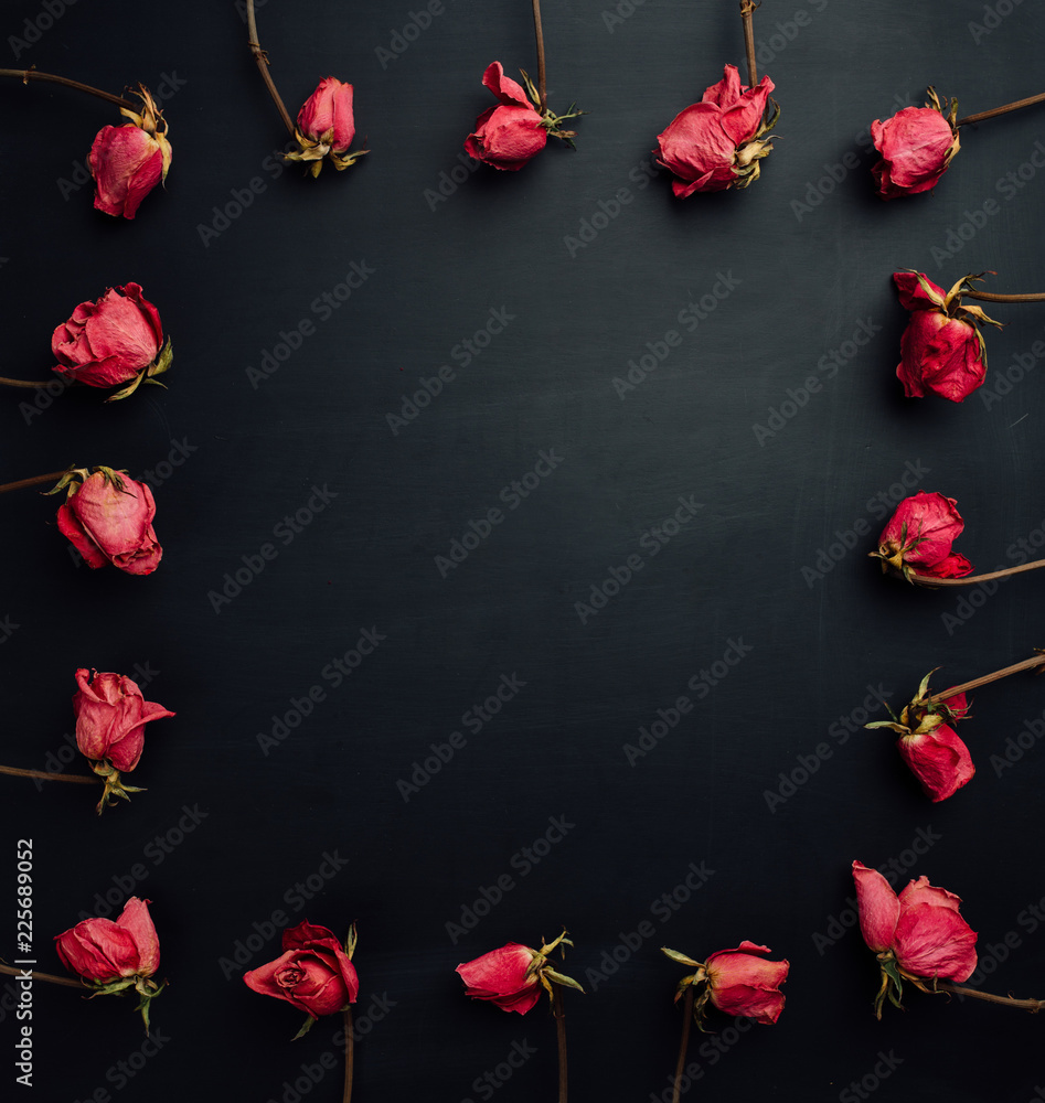 Naklejka premium goth style dry red roses on black background
