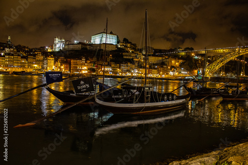 Uno sguardo su Oporto di notte.