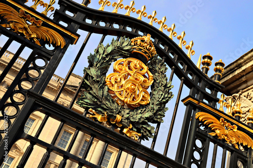 Платно Low angle vew of iron gate against sky at Buckingham Palace, Shallow focus