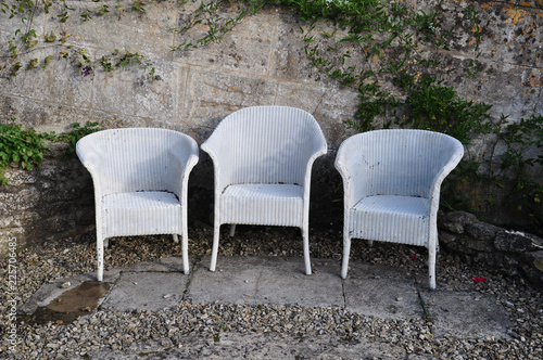 Φωτογραφία Three white Lloyd Loom chairs
