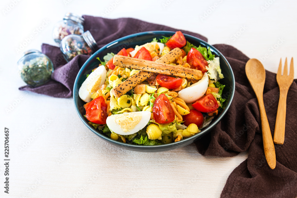 Salad of pasta, egg, smoked salmon tartare, salad and tomato, with a citrus vinaigrette sauce. Salad of pasta, egg, smoked salmon tartare, salad and tomato, with a citrus vinaigrette sauce.