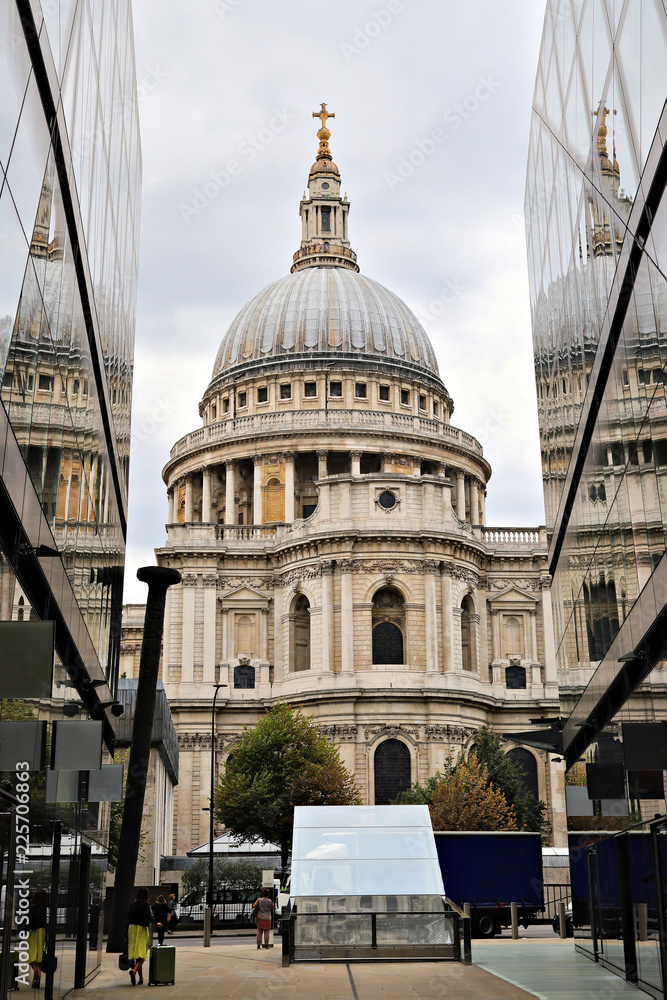 Fototapeta premium St Paul's Cathedral in London