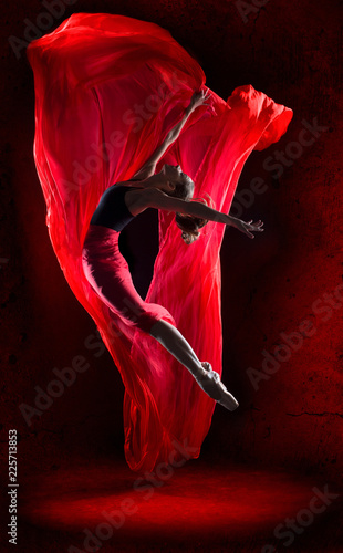Fototapeta Naklejka Na Ścianę i Meble -  In the photo studio a young ballerina with a beautiful body dances.