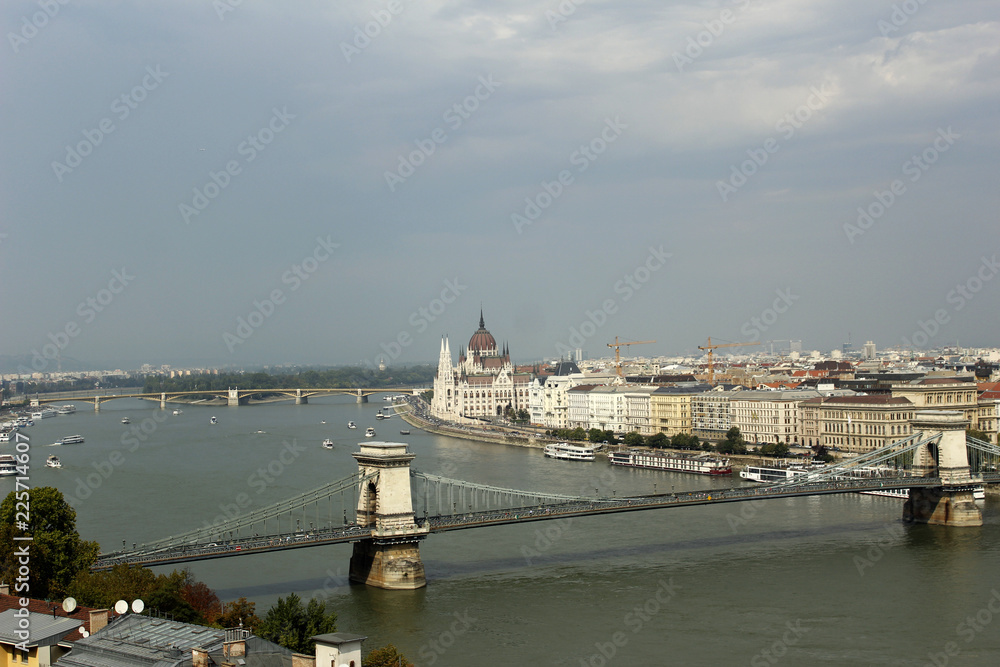 Венгрия, вид на знаменитый цепной мост Сечени