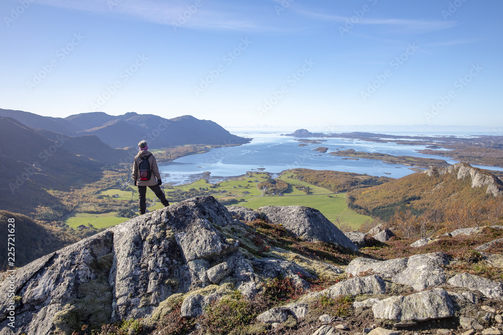 Obraz premium Happy hike to Guromannen mountain in Northern Norway