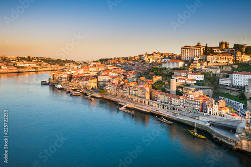 Linia horyzontu Porto, Portugalia przy wschodem słońca