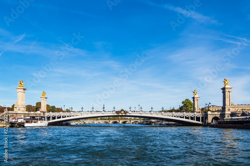Blick auf die Brücke Pont Alexandre III in Paris, Frankreich