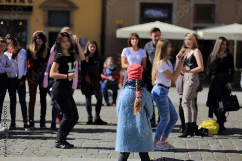Anonimowa grupa młodych ludzi na rynku Wrocławia.