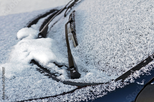 Winter im Straßenverkehr. Schnee und Eis auf der Windschutzscheibe eines Autos 