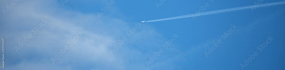Fototapeta premium Trainées d'avions dans le ciel