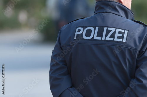 Aufschrift Polizei auf dem Rücken