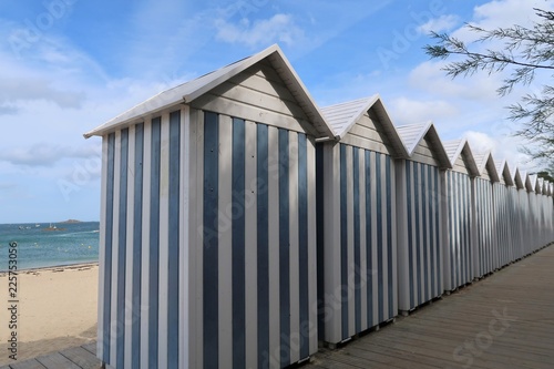 Fotografie Cabines de plage à rayures bleues et blanches alignées à Carantec, en Bretagne (