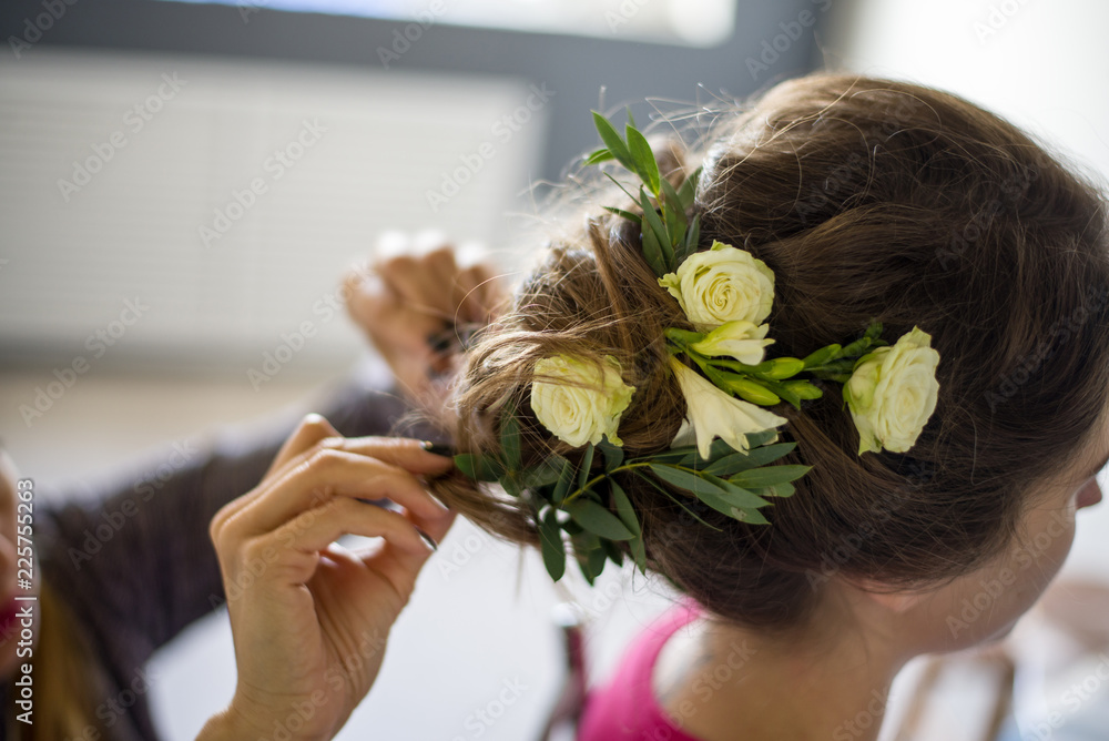 Naklejka premium preparing hairstyles with flowers, wedding hairstyle, hairstyle with flowers, hairstyle with roses