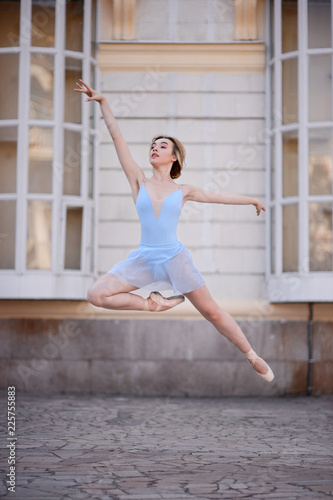 Fototapeta Naklejka Na Ścianę i Meble -  Elegant ballet dancer young girl dancing ballet outdoor