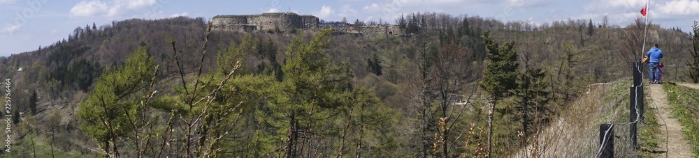 wiosenna górska panorama, widok z  fortu Ostróg na Donjon w Srebrnej Górze