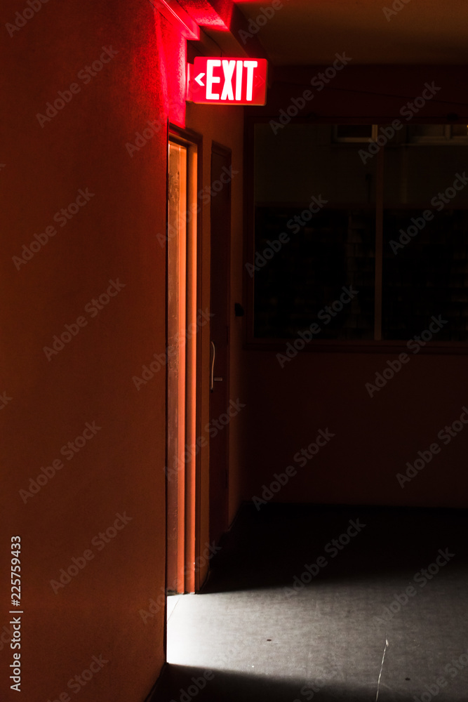 Fotka „red exit sign board with light coming out of the door“ ze služby  Stock | Adobe Stock