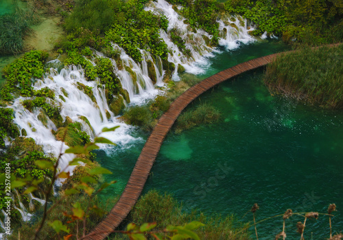 Fototapeta Naklejka Na Ścianę i Meble -  Beautiful lake in forest with waterfall of and boardwalk in national park Plitvice, Croatia