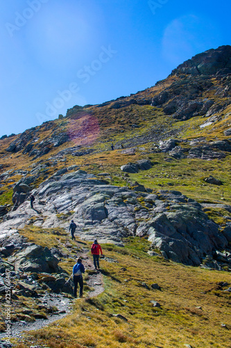 Alpinistas ascendiendo pico