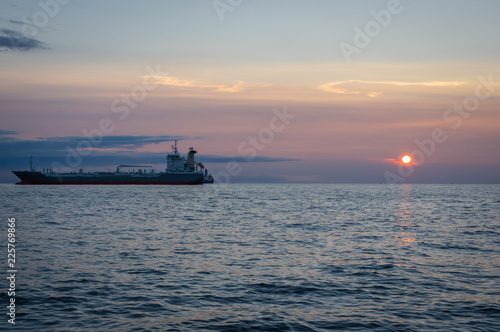 Fartyget i solnegången. photo