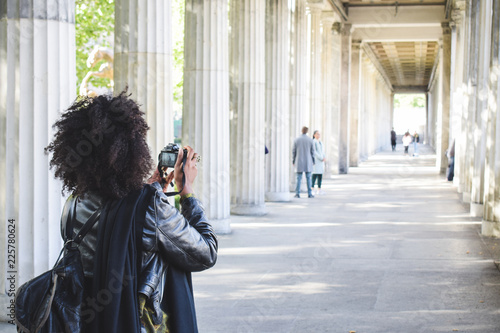 Mujer haciendo fotografias en la calle con cámara digital