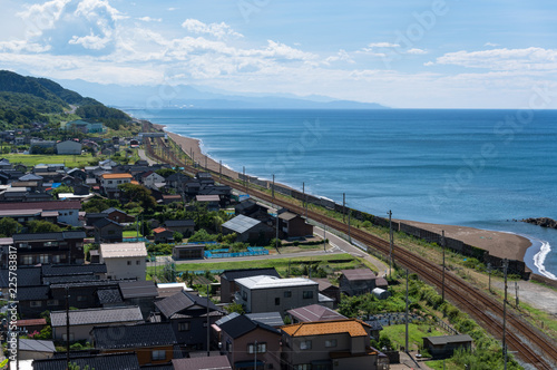 米山海水浴場と線路　新潟県　柏崎　米山展望広場