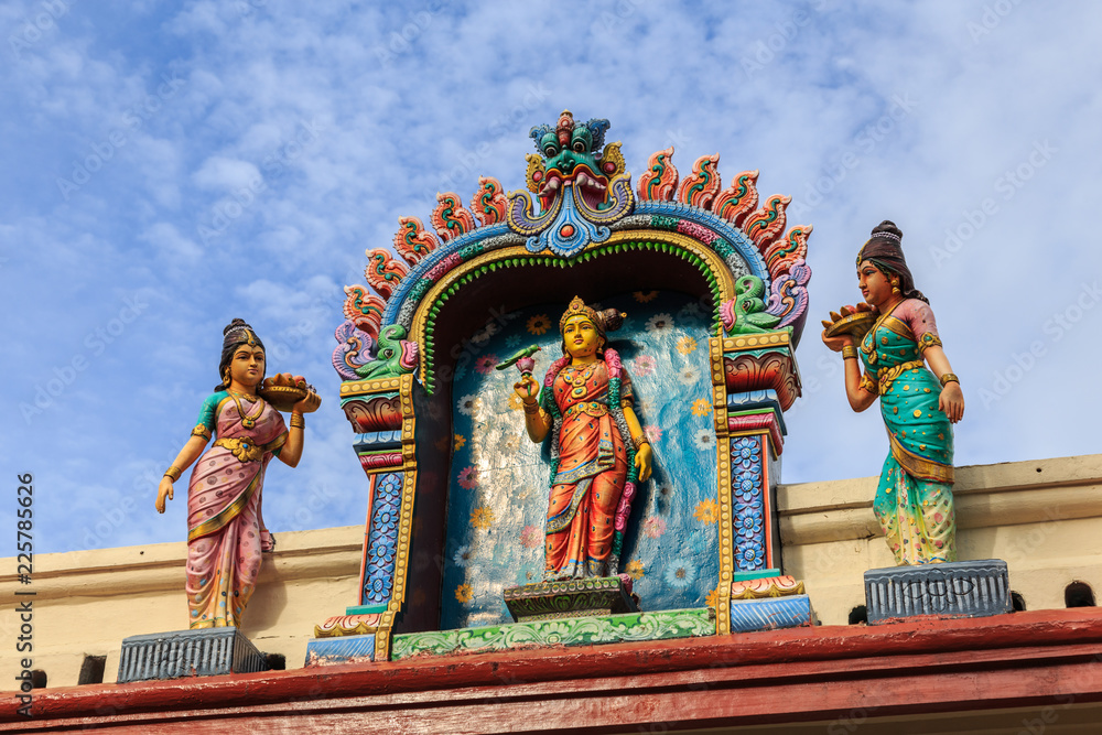 Obraz premium Sculpture, architecture and symbols of Hindu temple at Singapore , Sri Mariamman Temple, Singapore is a oldest Hindu temple. 