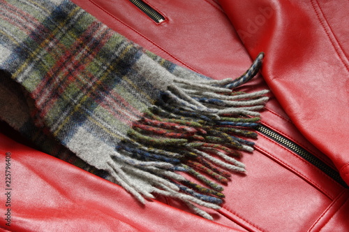 レザージャケットとマフラー