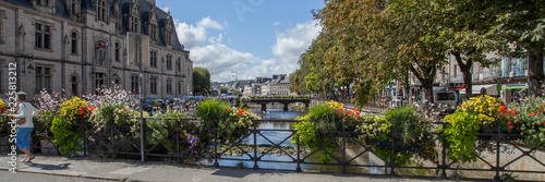 Tableau sur toile Femme traversant un pont fleuri de la ville de Quimper (Finistère - Bretagne)
