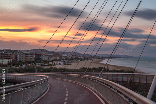 Foto Tramonto sul ponte del Mare: pescara