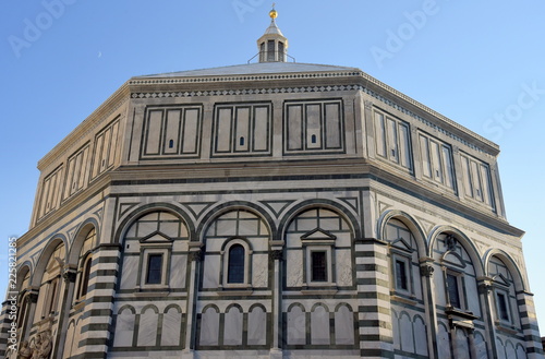 Baptisterium San Giovanni vor strahlend blauem Himmel photo