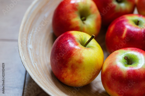 rot gelbe äpfel in einer obstschale 